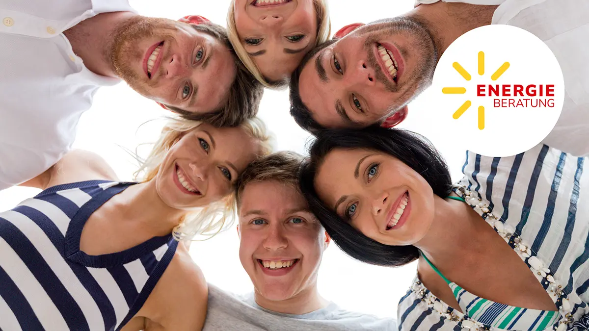 eine Gruppe von Menschen stehen im Kreis