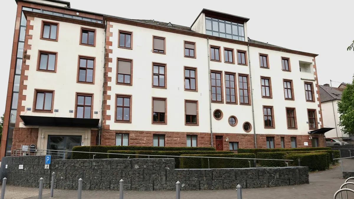 Verwaltungsgebäude mit vielen Fenstern vor bedecktem Himmel
