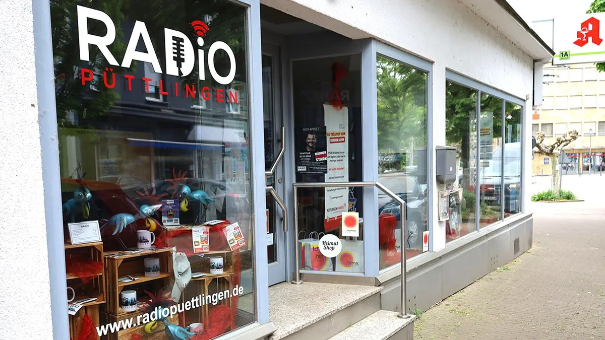 Schaufenster eines Hauses mit zwei Stufen zur Eingangstür