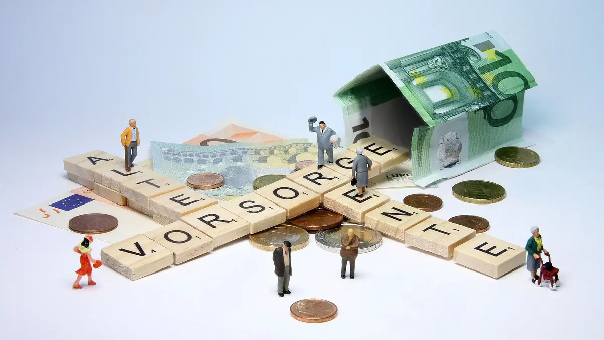 Ein Scrabble-Bild, bestehend aus den Wörtern Alter, Vorsorge und Rente, soll den engen Zusammenhang dieser drei verdeutlichen.