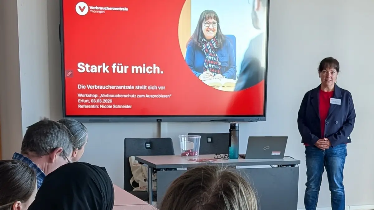 WVS-Projektleiterin steht vor einer Schulklasse und hält einen Vortrag zum Thema Rechtsirrtümer.