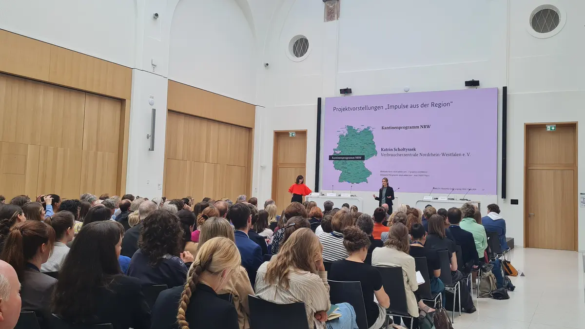 Projektleiterin Katrin Scholtyssek stellt das Kantinenprogramm NRW auf dem Deutschen Ernährungstag 2026 vor
