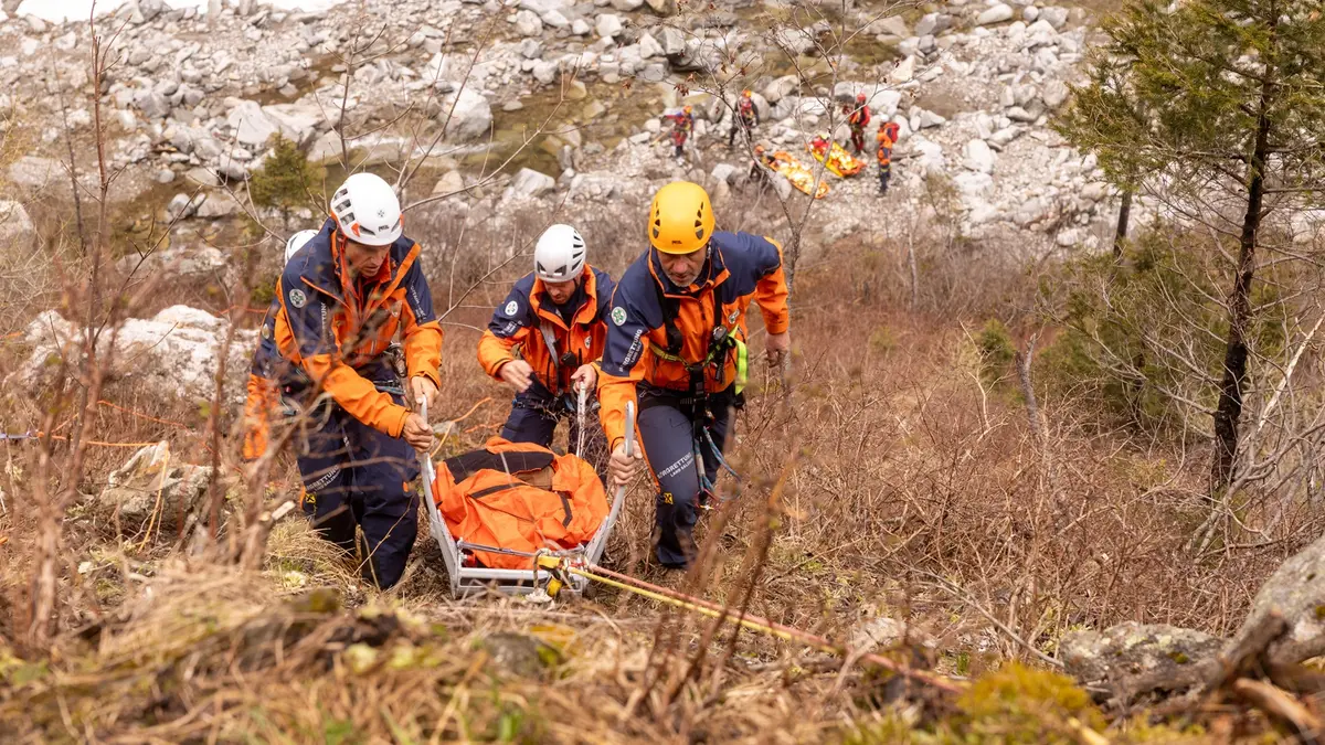 Helfer retten eine verunglückte Person in den Bergen
