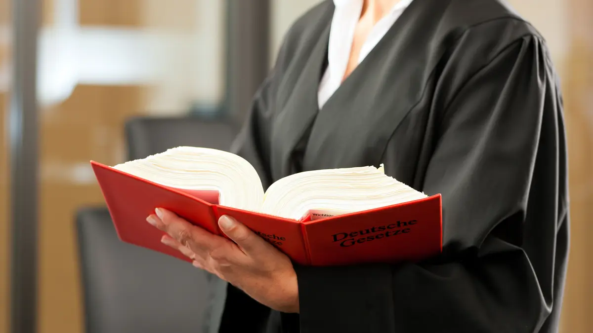 Anwältin mit Gesetzbuch und Robe