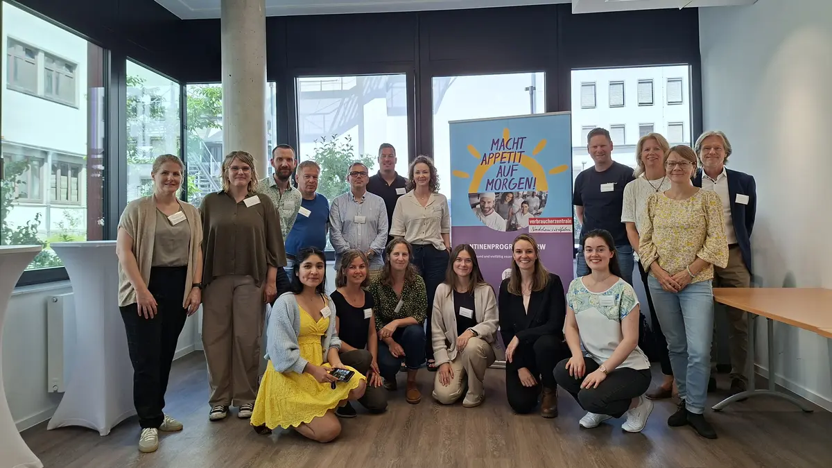 Gruppenfoto von der Auftaktveranstaltung der neuen Modellkantinen im Kantinenprogramm NRW