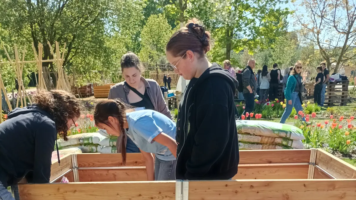 Schueler:innen bauen ein Hochbeet