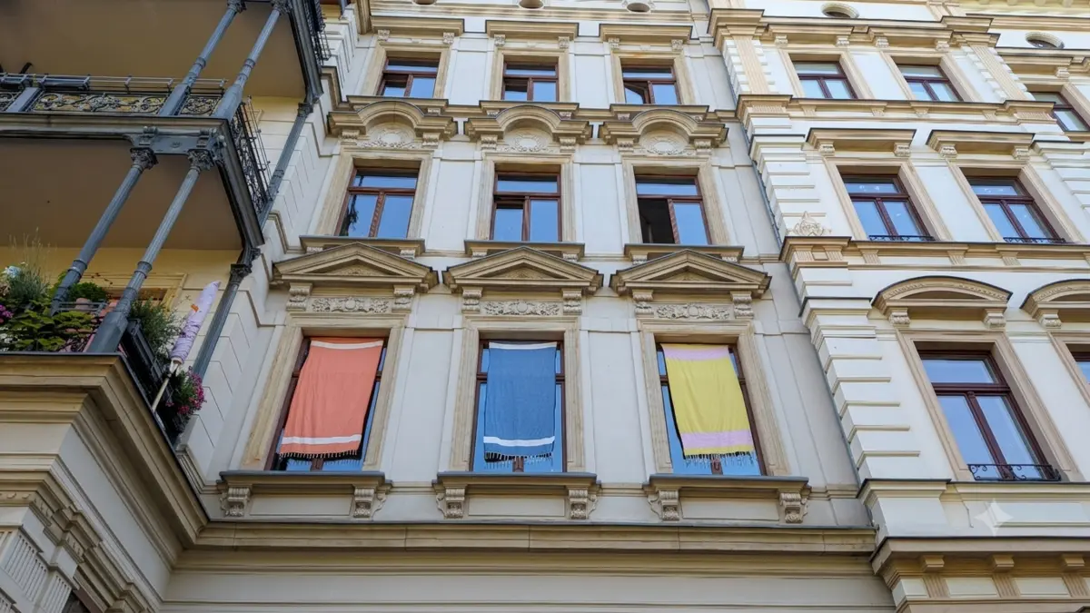 Mietshaus mit Tüchern vor den Fenstern