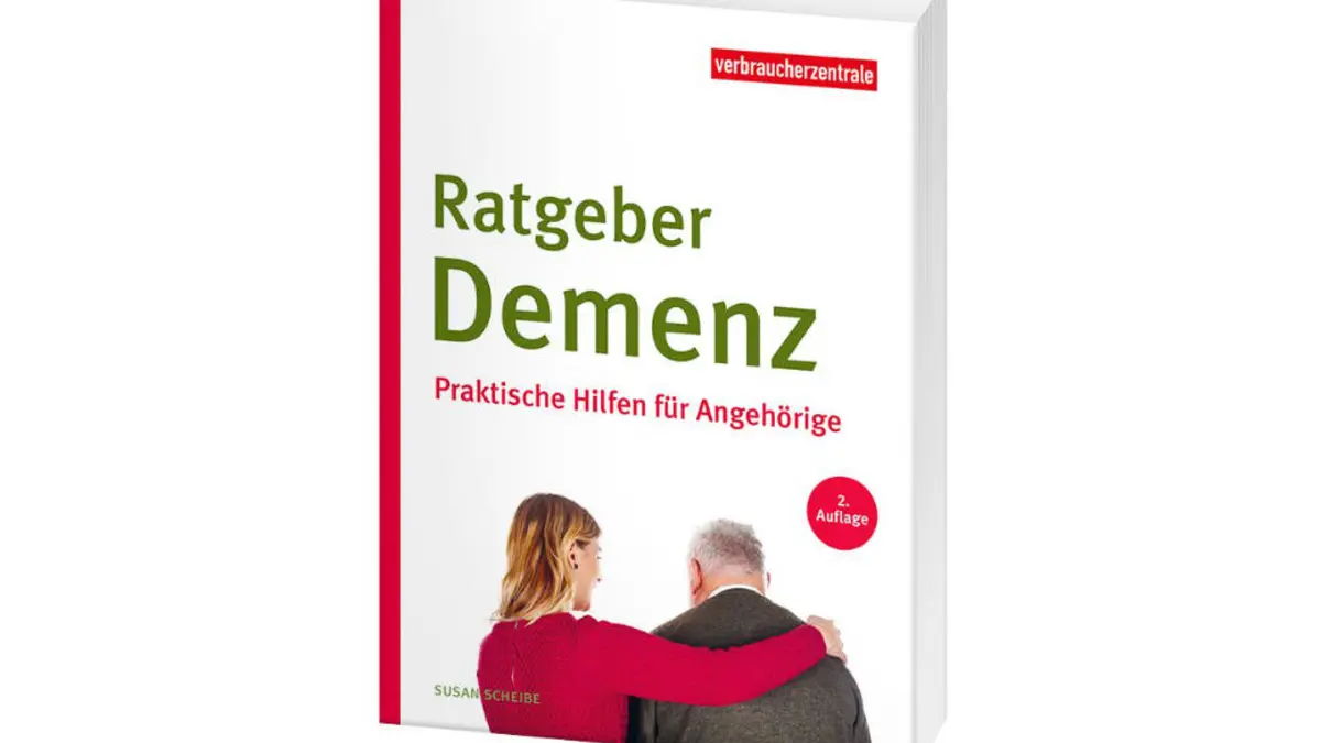Junge Frau schützt älteren Mann