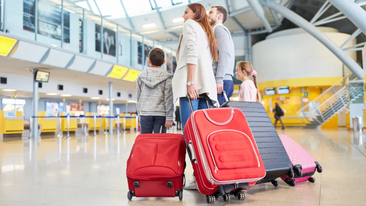 Familie mit Koffern am Flughafen