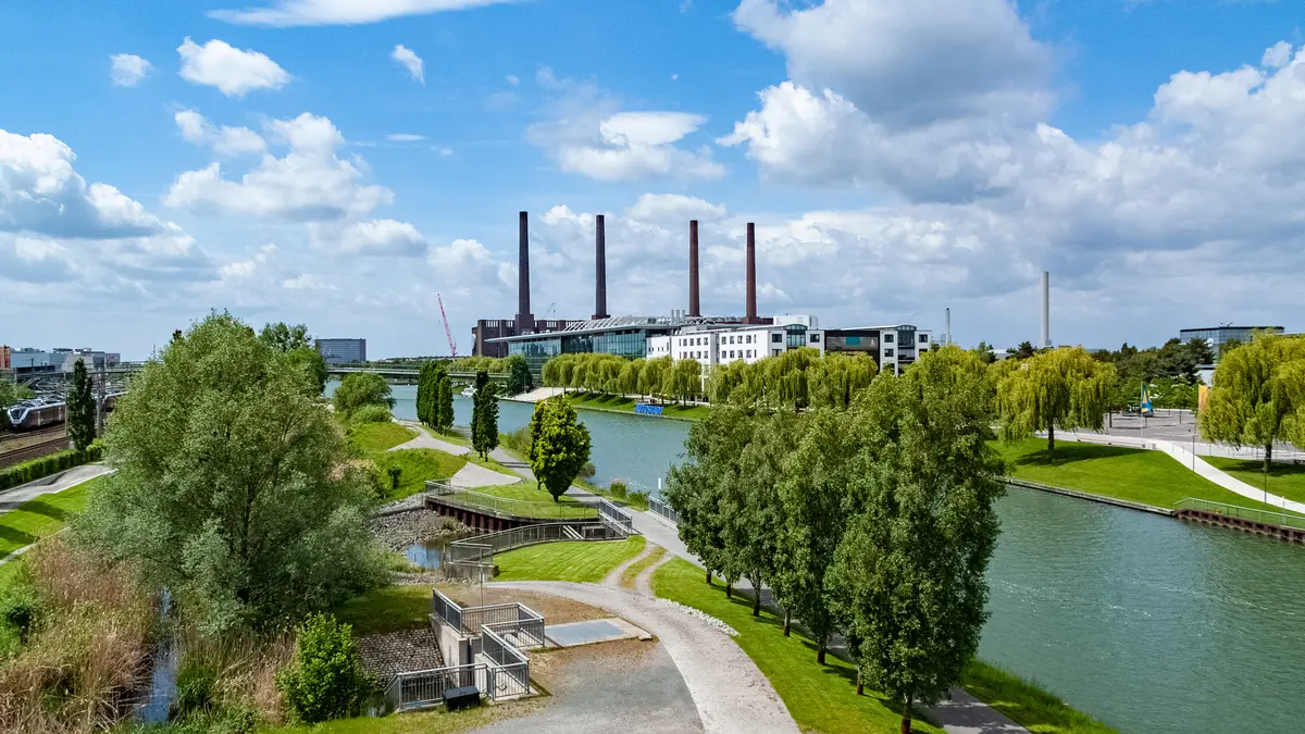 Blick auf Wolfsburg, Mittellandkanal, im Hintergrund VW