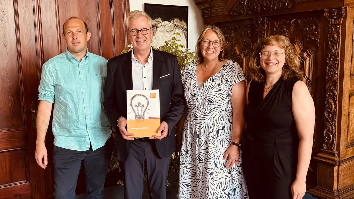 Von links nach rechts: Jan Asbahr (Gebäudeenergieberater - HwK), Claudius Teske (Landrat des Kreises Steinburg), Carina Vogel (Verbraucherzentrale Schleswig-Holstein),
Sandra Ludwigh (Energie- und Klimaschutzbeauftragte des Kreises Steinburg)