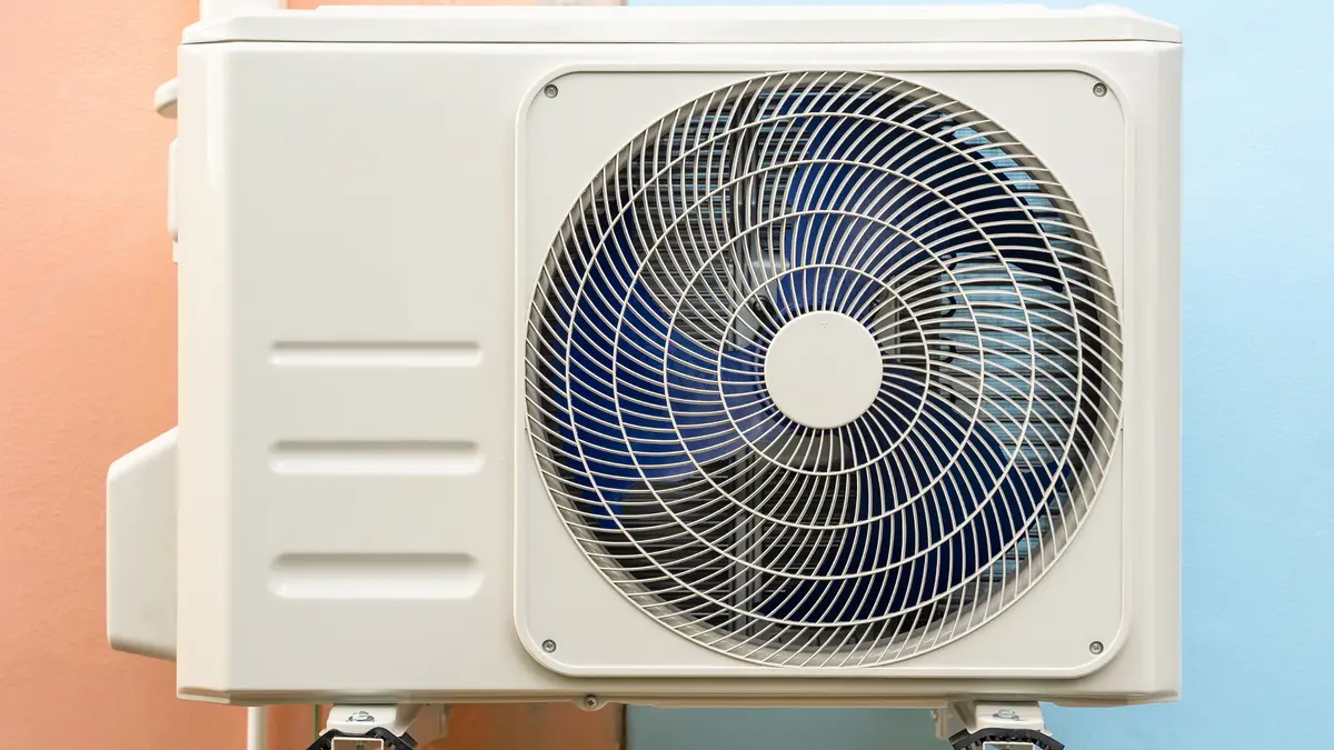 eine Wärmepumpe, die an einer Hauswand angebracht wurde