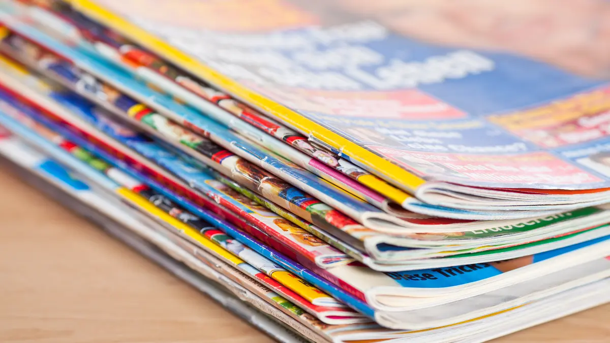 Zeitschriften-Stapel auf einem Tisch