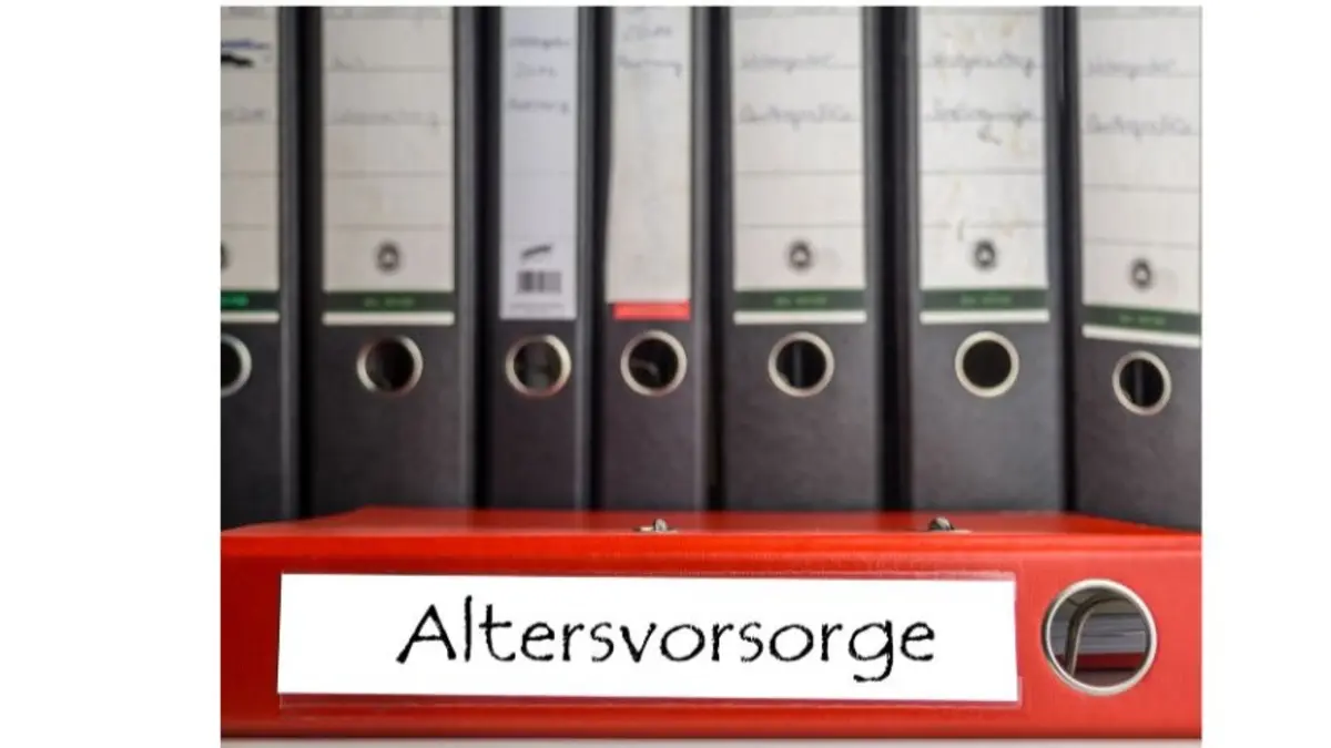 schwarze stehende Ordner, ein roter liegender Ordner mit der Aufschrift Altersvorsorge