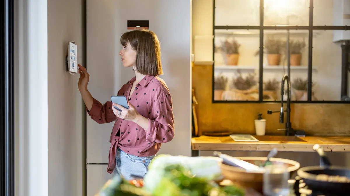 Frau bedient ihr Smart Home