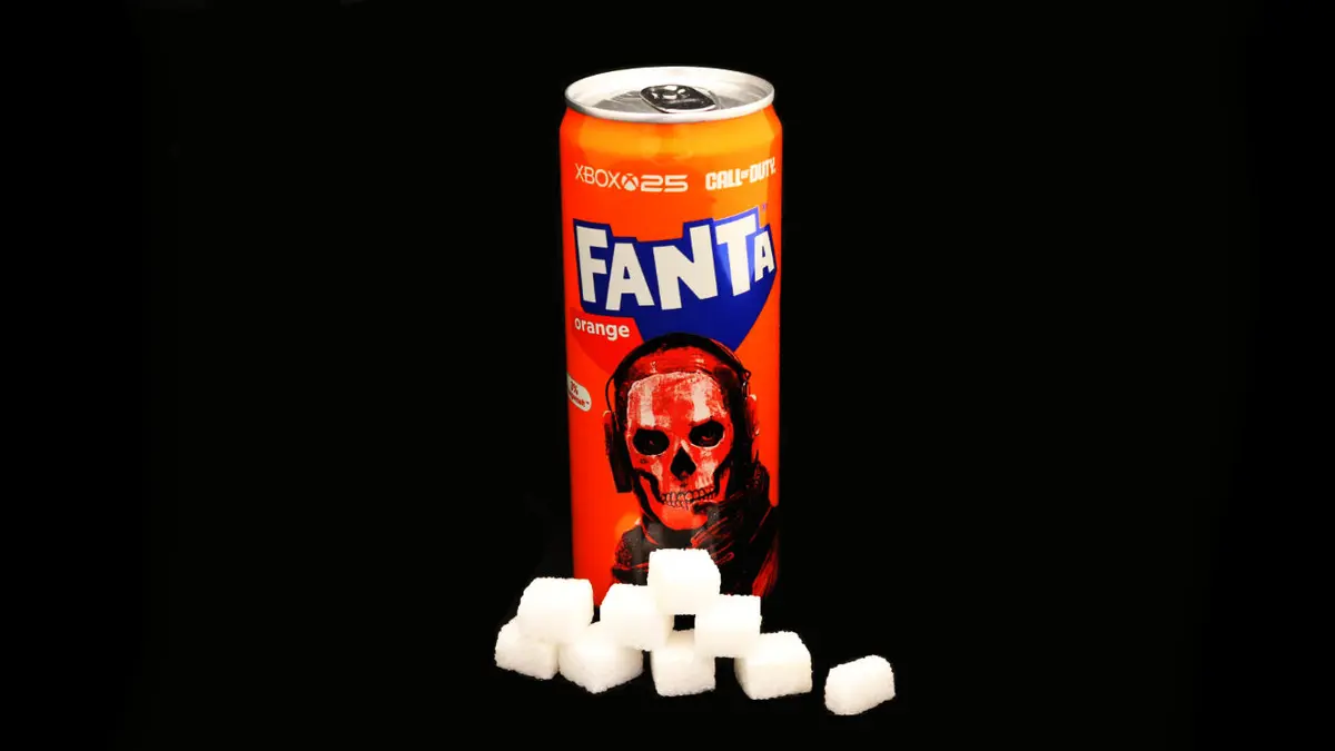 Dose fanta orange auf schwarzem Grund mit 8,5 Zuckerwürfeln davor