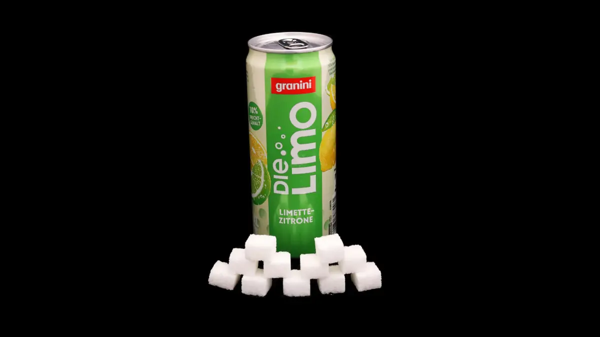 Dose Granini die Limo auf schwarzem Grund mit 11 Zuckerwürfeln davor