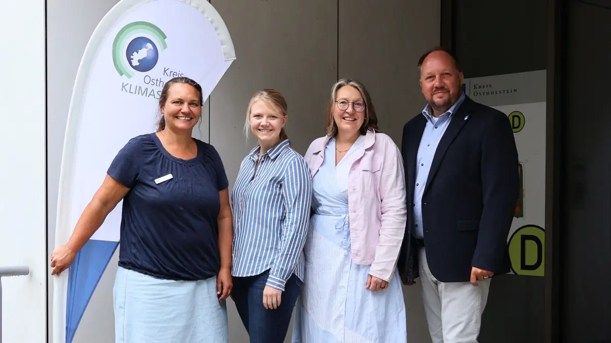 Landrat Timo Gaarz (r.) freut sich gemeinsam mit Mareike Jagszent (l.), Klimaschutzkoordinatorin des Kreises Ostholstein, sowie Nina Zölck (2. v. l.) und Carina Vogel von der Verbraucherzentrale S