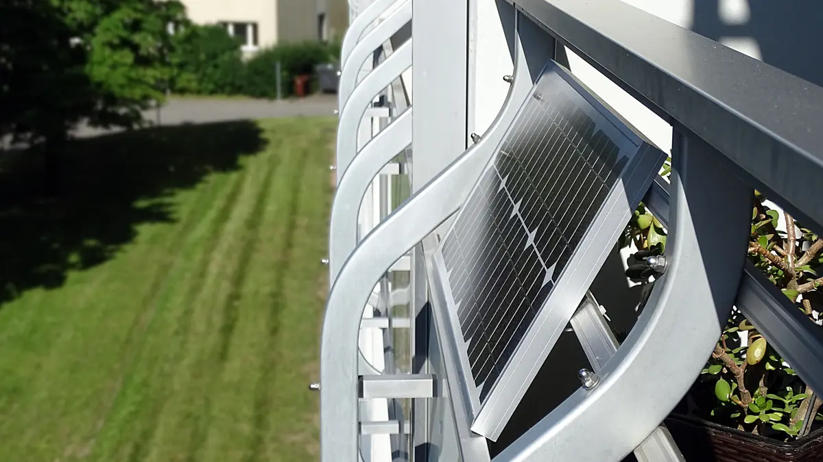 Eine Solaranlage an der Brüstung eines Balkons.