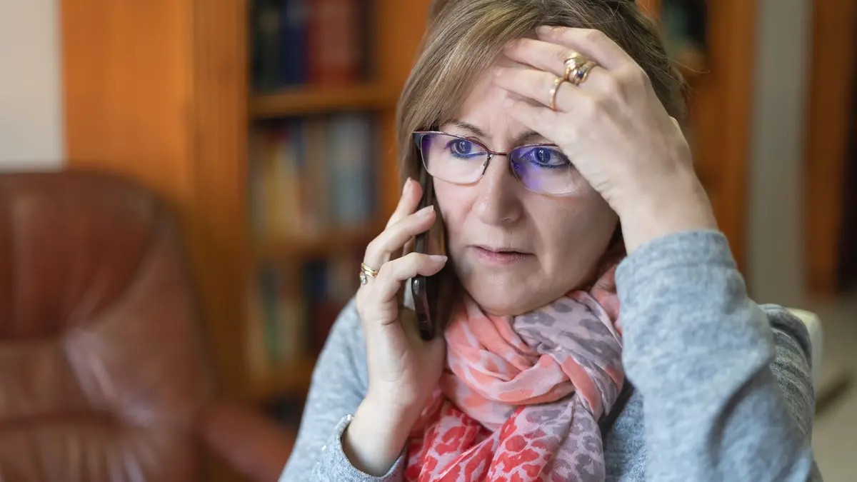 Frau am Telefon erreicht ein Schockanruf