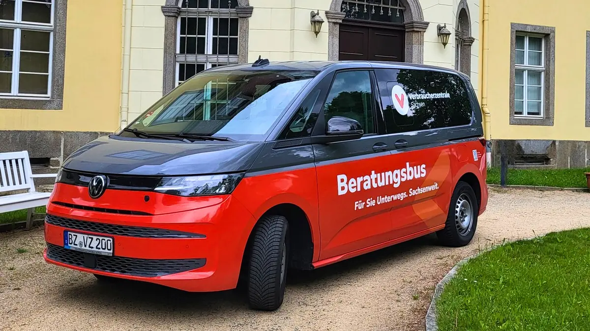 Beratungsbus der Verbraucherzentrale Sachsen in Sohland am Rotstein (Schloss).