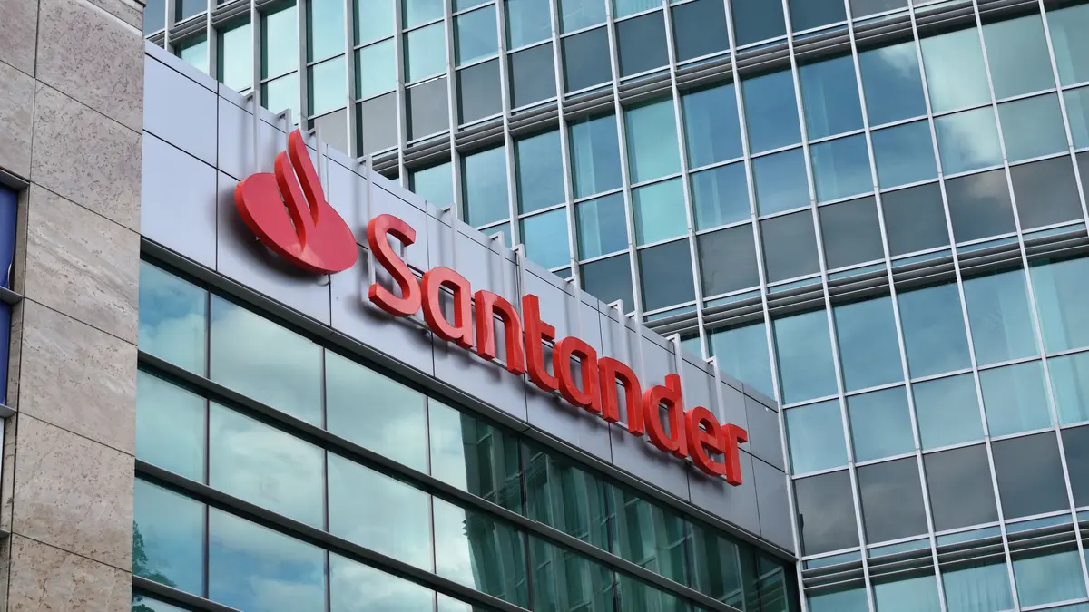 Außenansicht auf eine Filiale der Bank Santander