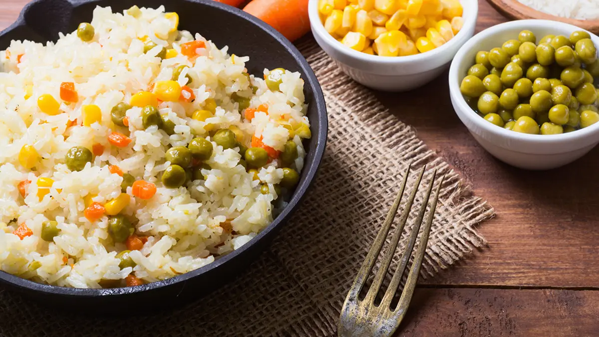 Eine Schüssel mit Risotto mit Gemüse