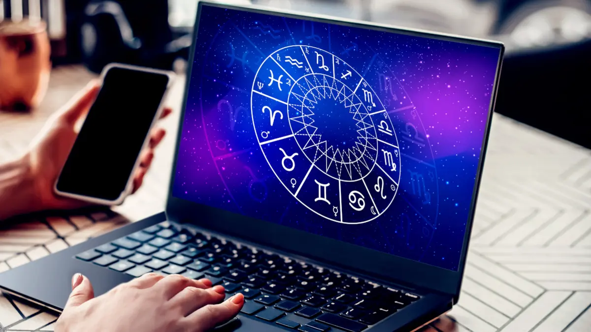 Nahaufnahme Horoskop auf Laptop und Smartphone in Hand