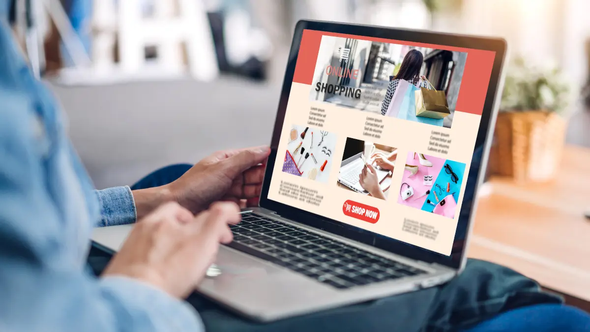 Nahaufnahme Frau nutzt Laptop für Onlineshopping
