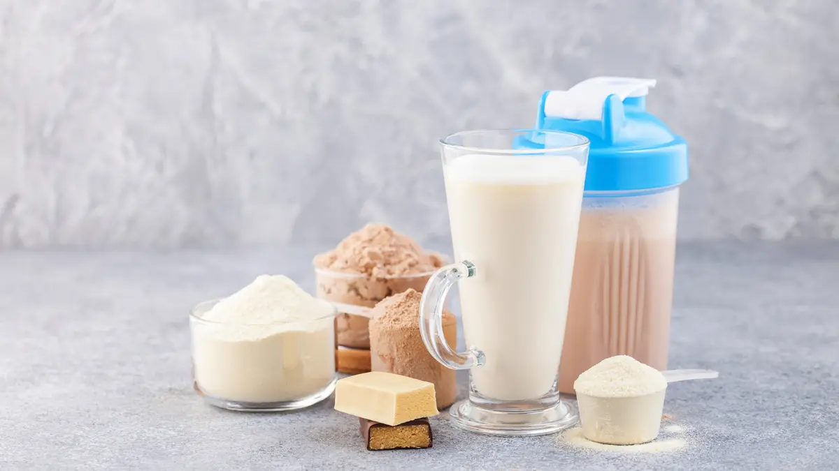High Protein-Produkte wie Riegel, Shakes, Joghurt und Pulver gruppiert.