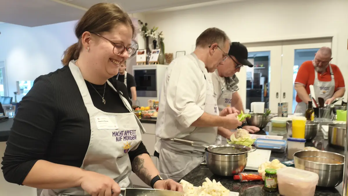 Teilnehmende beim kochen