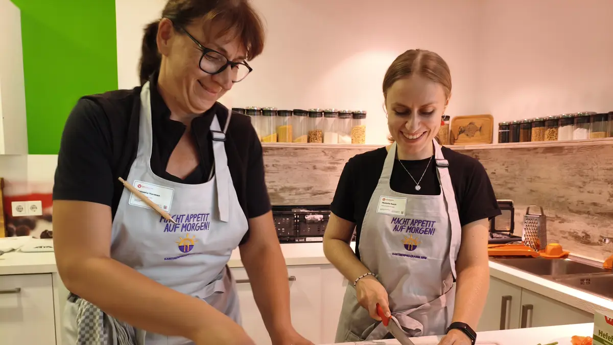 Teilnehmende beim kochen