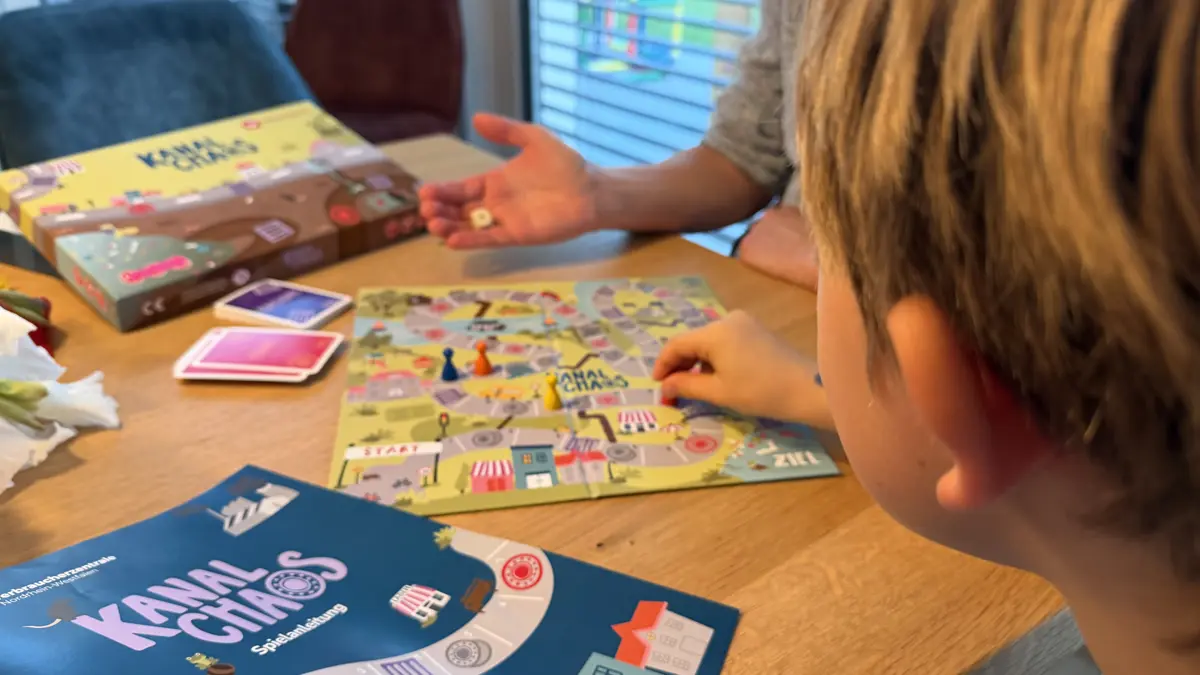 Spielsituation am Tisch mit dem Brettspiel Kanalchaos
