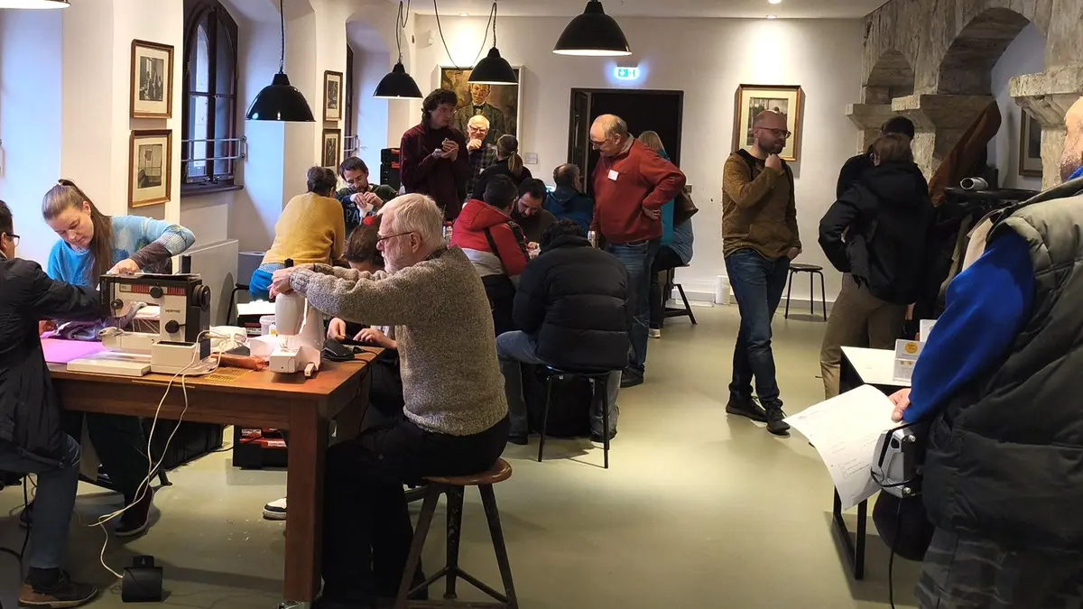 Eine Gruppe von Menschen repariert gemeinsam im Repair-Café.