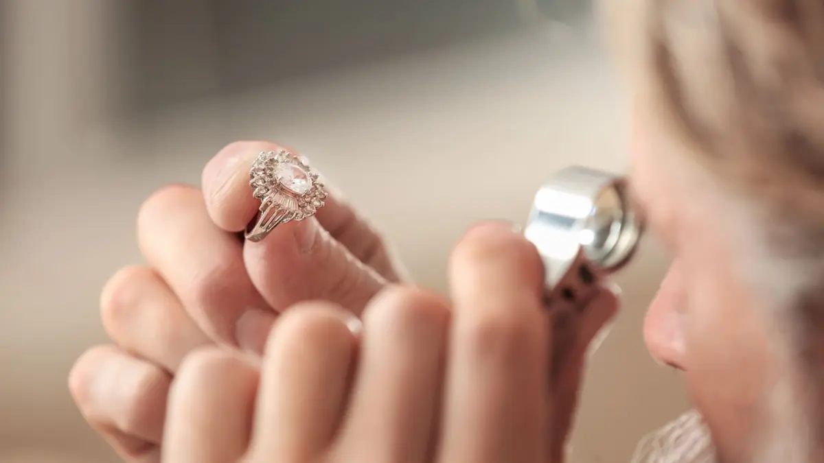Ein Mensch begutachtet einen Diamantring