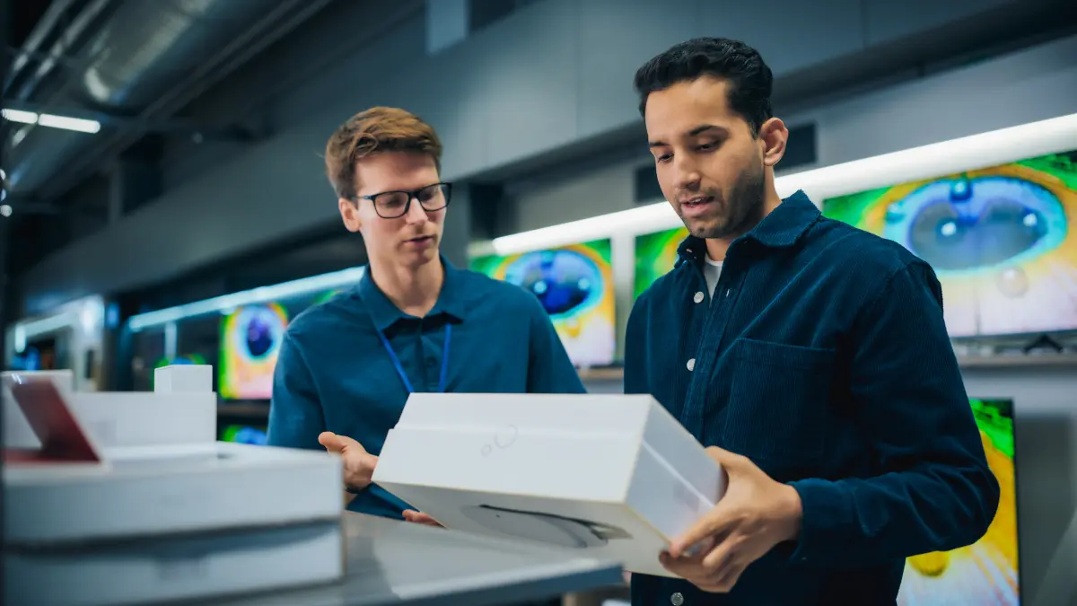 Verkäufer erklärt Kunden technisches Produkt
