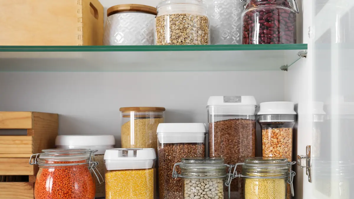 Vorräte in Behältern in Küchenschrank