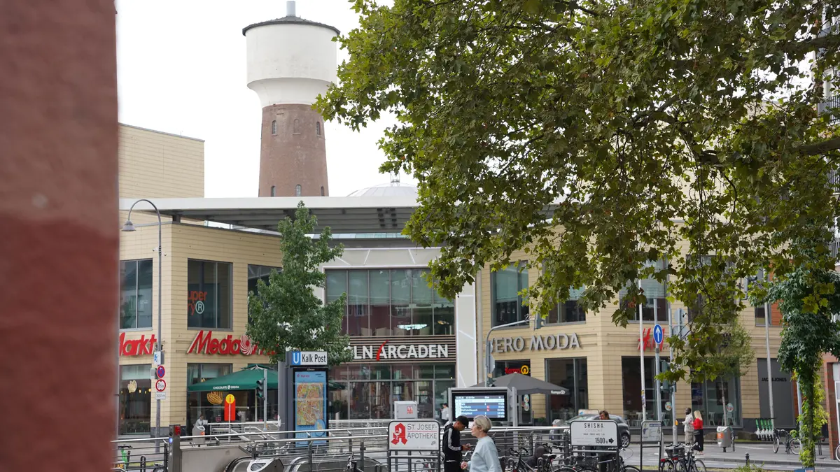 Ansicht in der Innenstadt Kölns mit Wasserturm und kölnArcaden