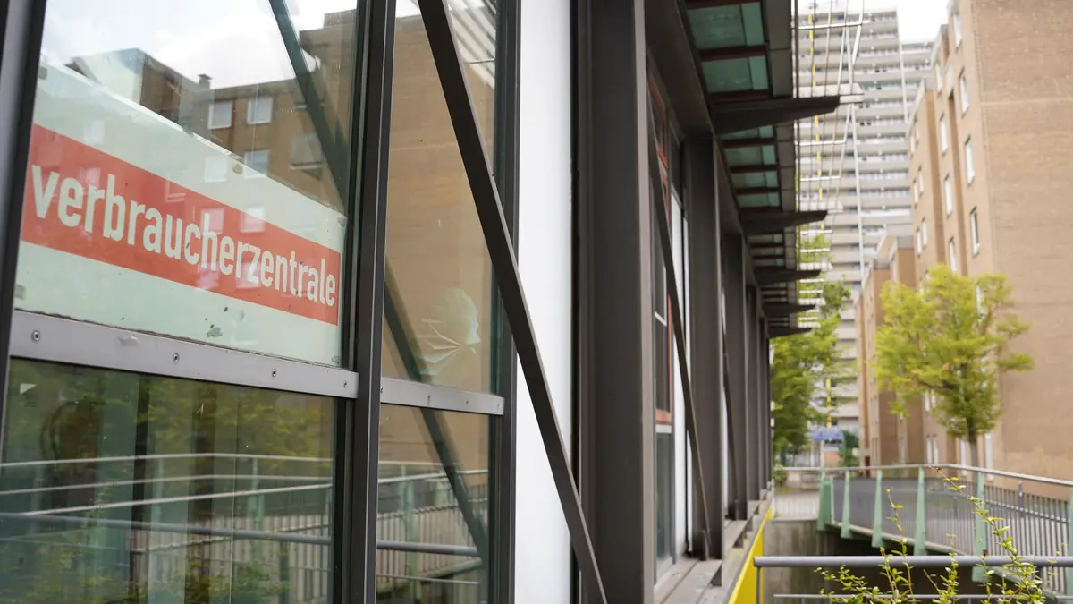 Logo der Verbraucherzentrale hinter einer Glasfront