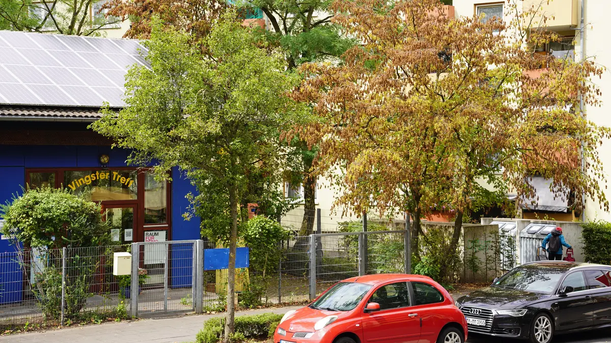 Häuser mit Bäumen und Autos davor
