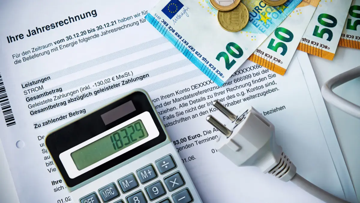 Jahresrechnung Strom, Geldschreine, Taschenrechner, Stromstecker zu verspäteten Abrechnungen