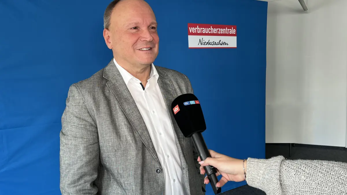 Vorstandsvorsitzender Randolph Fries vor blauer Wand
