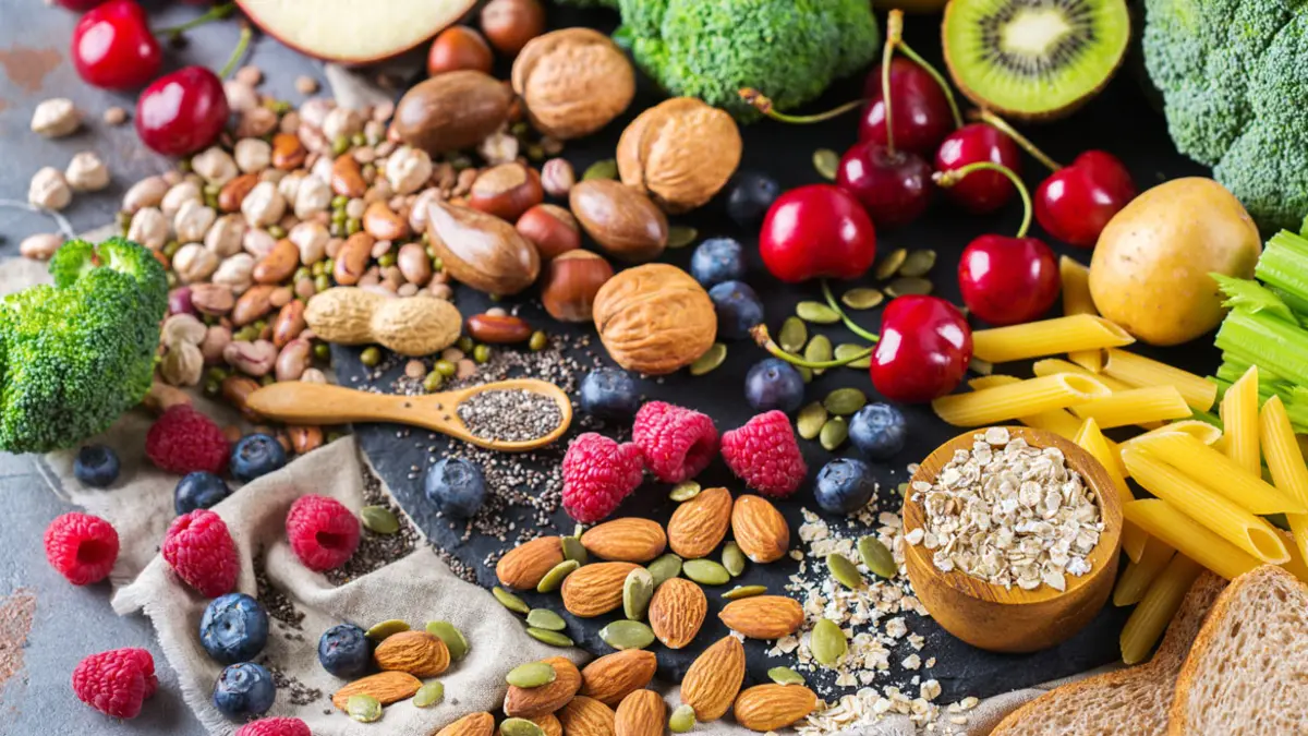 Obst, Gemüse, Nüsse, Getreide auf Tisch verteilt zu Artikel Vegane Ernährung für Kinder ungeeignet