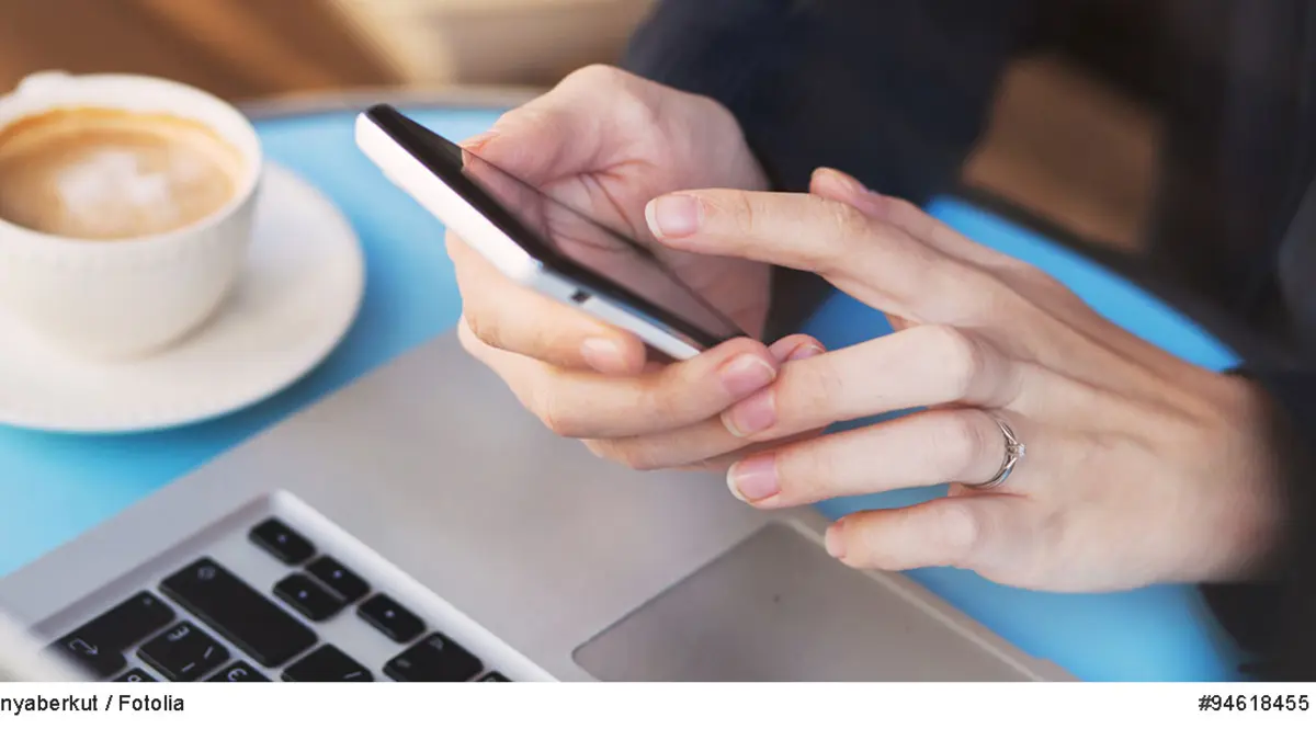 Frau liest Newsletter auf dem Smartphone