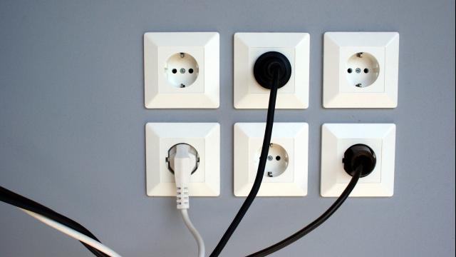 Mehrere Steckdosen in der Wand, teils mit Steckern