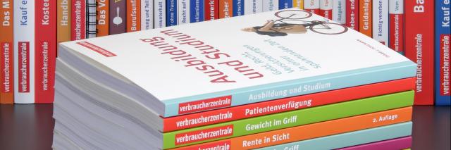 Ratgeber der Verbraucherzentralen liegen gestapelt übereinander