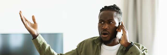 Schmuckbild: Mann vor Laptop, der aufgebracht telefoniert