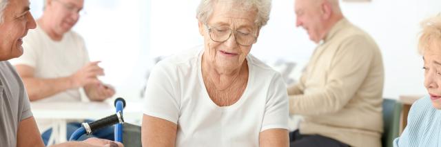 Senioren spielen Bingo im Seniorenheim