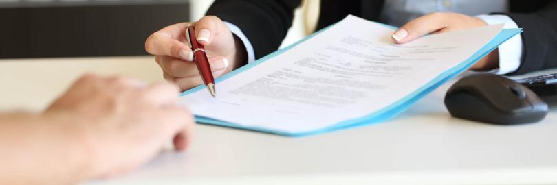 Jemand wird zur Unterschrift aufgefordert