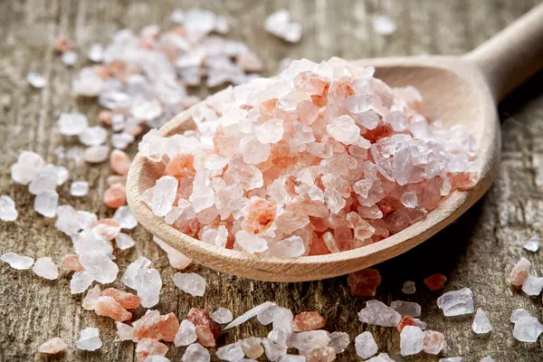 Himalaya-Salz kommt aus Salzlagerstätten, die aus der Verdunstung und Ablagerung des Urmeers entstanden.